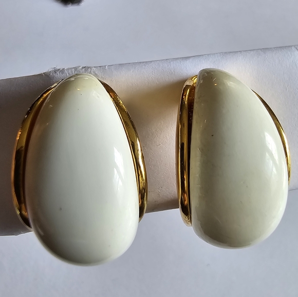 Vintage earrings half hoop gold tone clip on white classic elegant - Picture 1 of 9